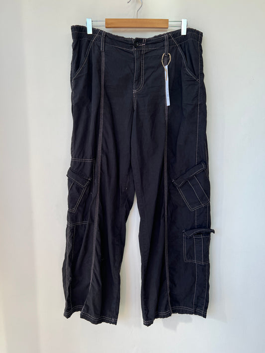 BDG - Black contrast stitch cargos